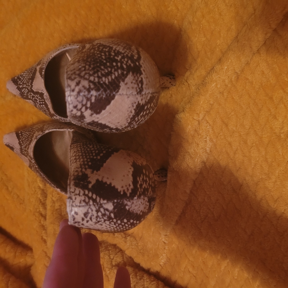 Size 8 heels - Picture 3 of 4